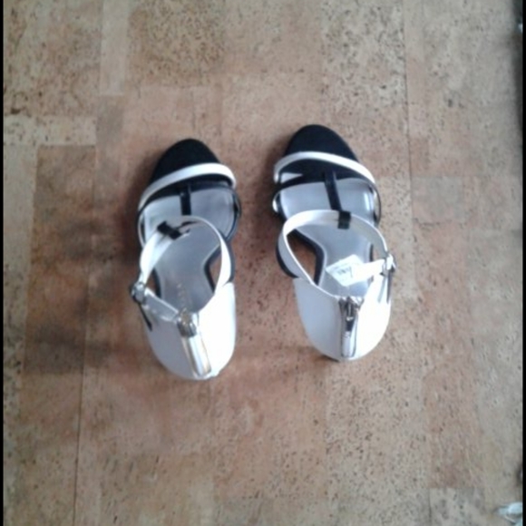 Black and white strappy shoes - Picture 3 of 7